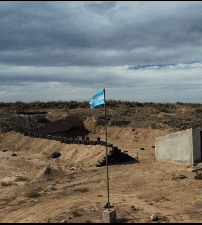 Bandera argentina flameando en el predio del polígono 11 GRAINS