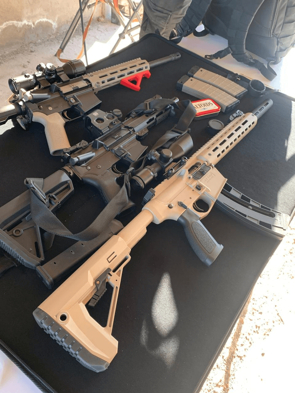 Equipamiento y armamento sobre la mesa de tiro