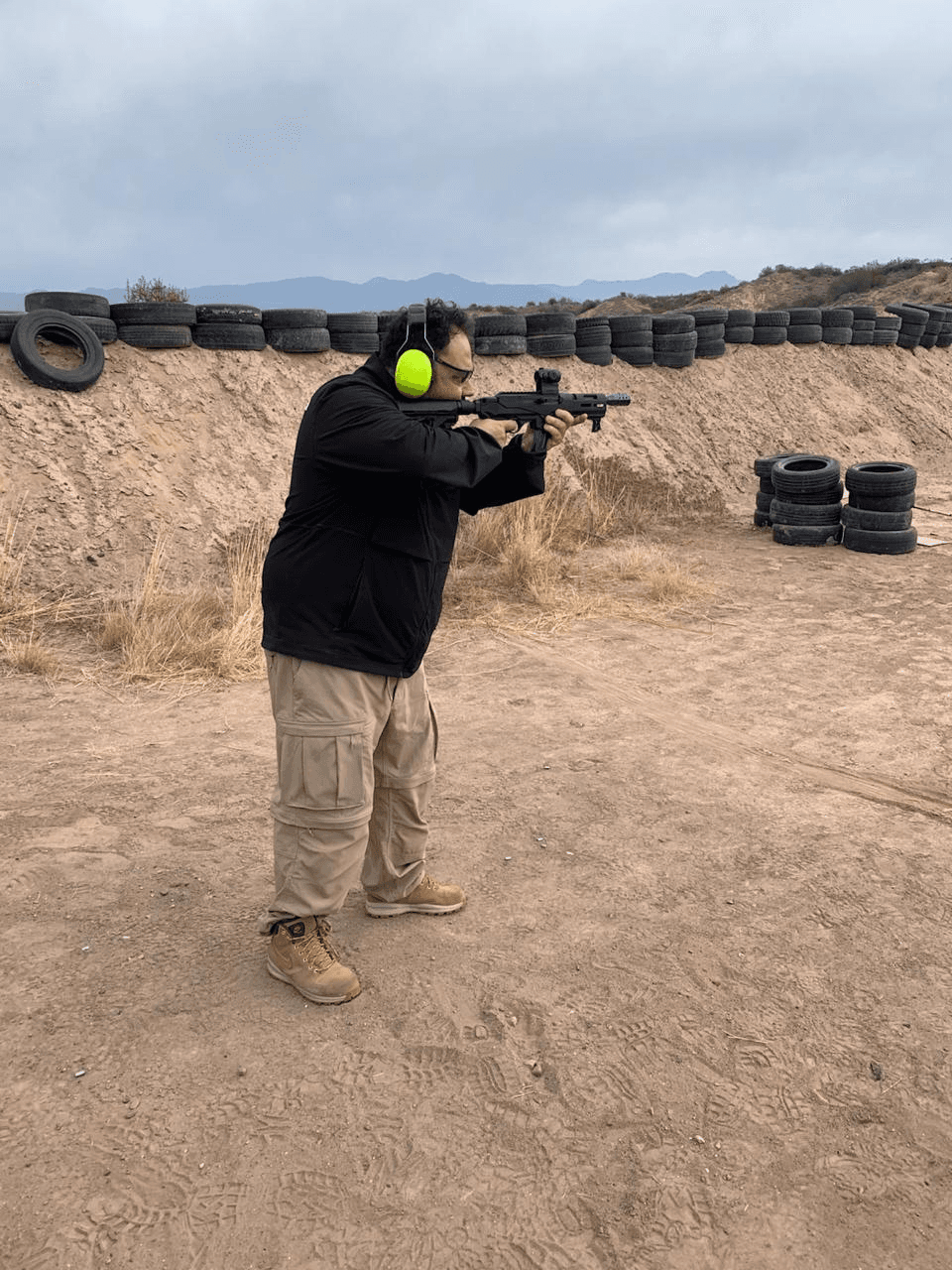 Práctica de tiro con carabina y protección auditiva