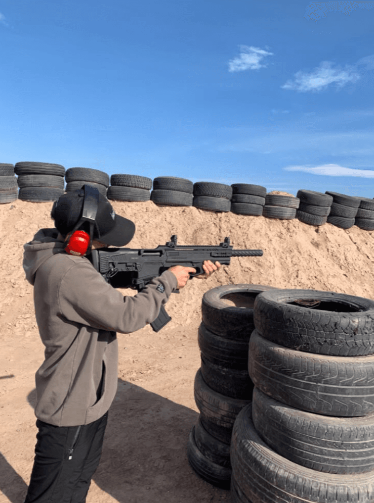 Tirador practicando bajo un cielo despejado